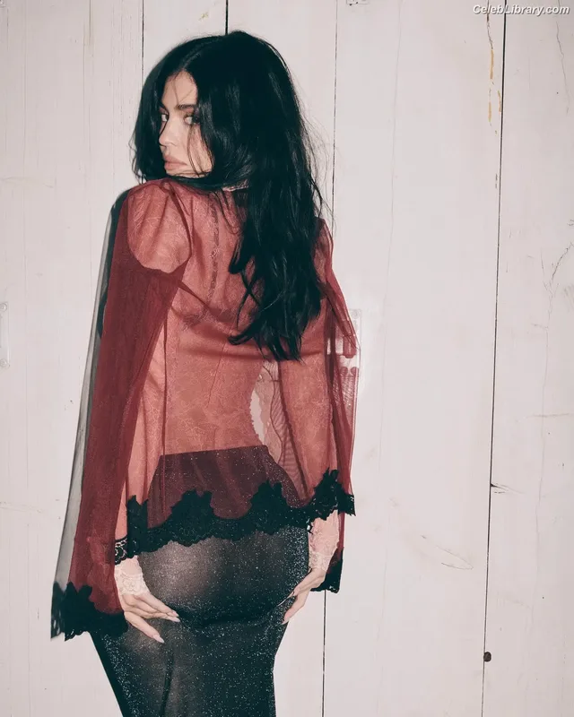 Kylie Jenner photo 8 of 4071