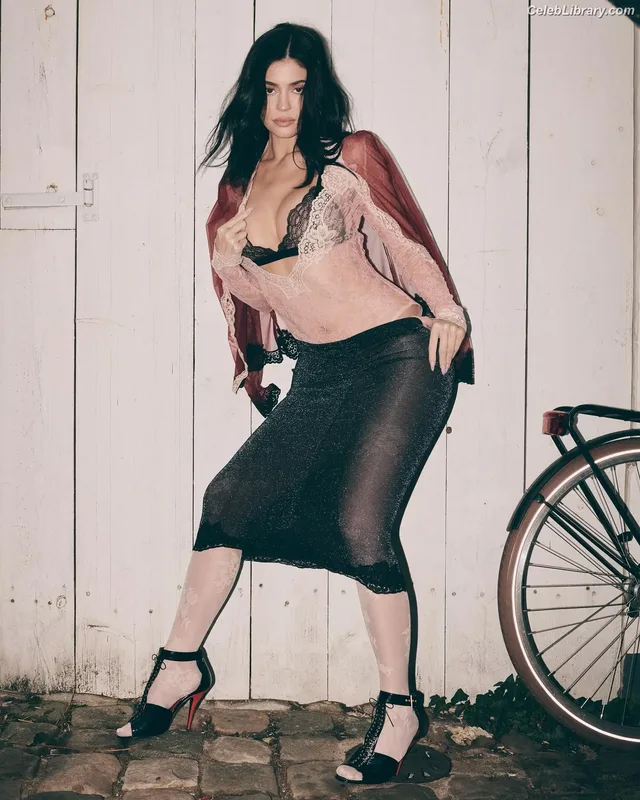 Kylie Jenner photo 11 of 4071
