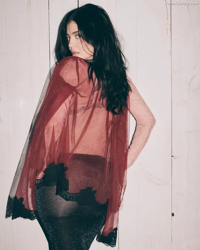 Kylie Jenner photo 15 of 4071