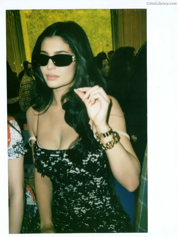Kylie Jenner photo 20 of 4071