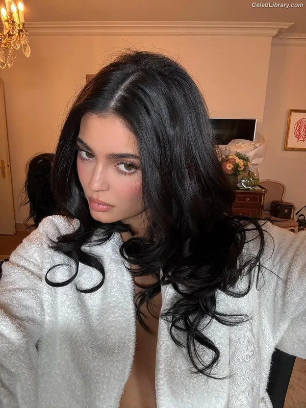 Kylie Jenner photo 23 of 4071