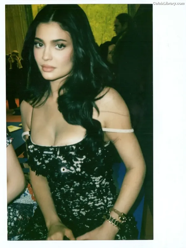 Kylie Jenner photo 1 of 4071