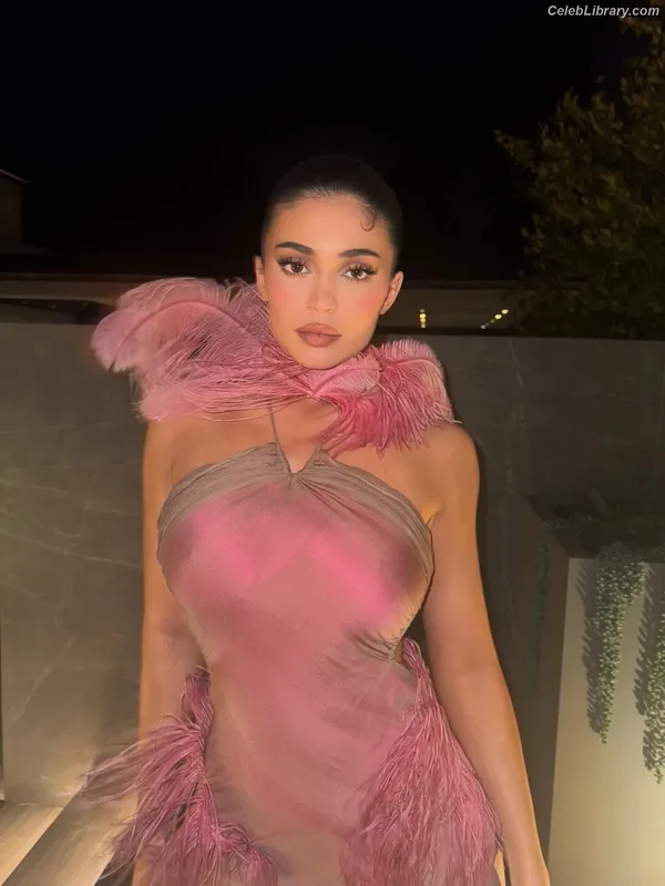 Kylie Jenner photo 5 of 4071
