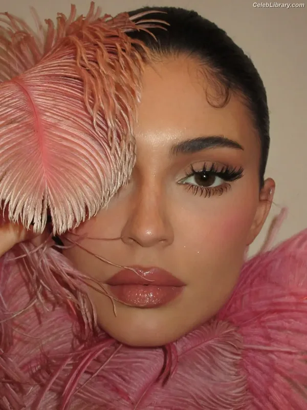 Kylie Jenner photo 6 of 4071
