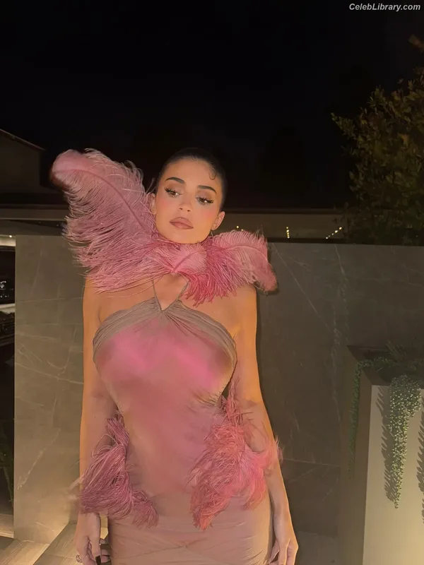 Kylie Jenner photo 10 of 4071