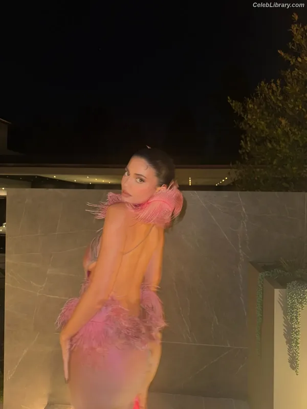Kylie Jenner photo 12 of 4071