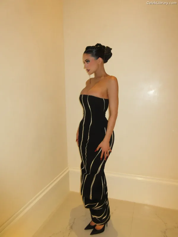Kylie Jenner photo 15 of 4071