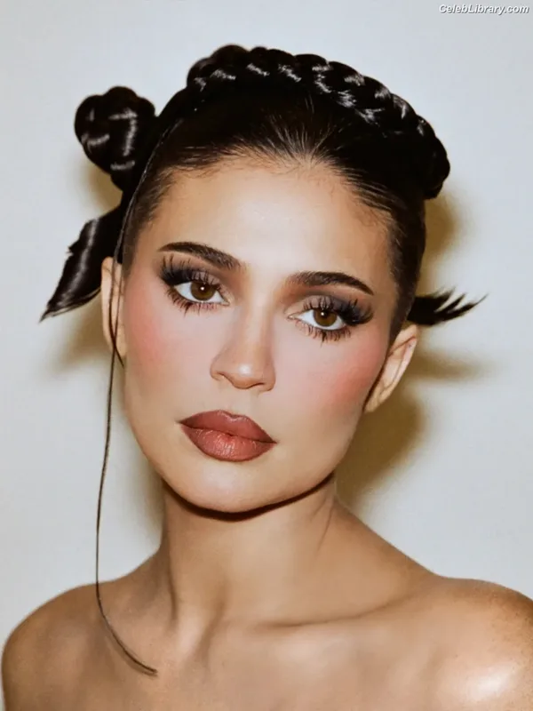 Kylie Jenner photo 17 of 4071