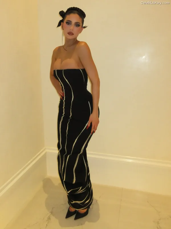 Kylie Jenner photo 18 of 4071