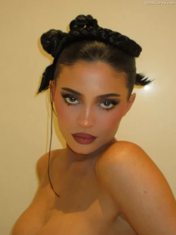 Kylie Jenner photo 19 of 4071