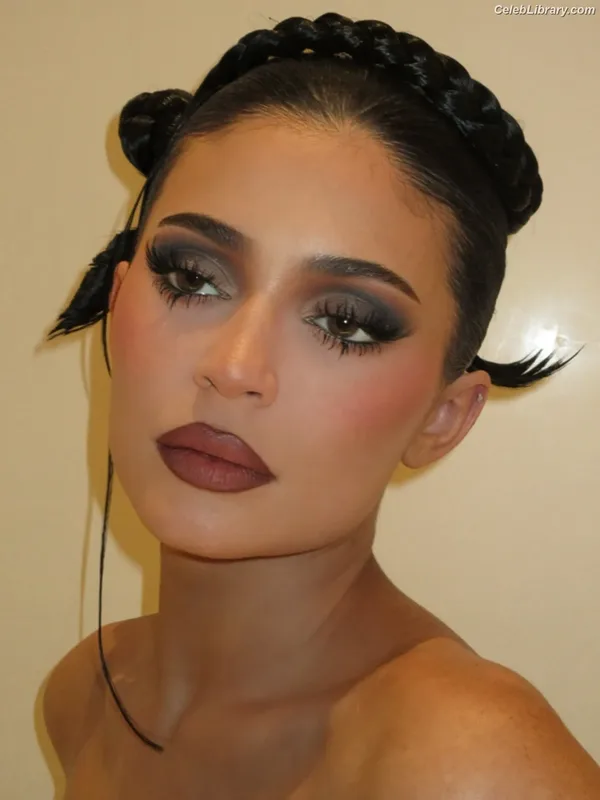 Kylie Jenner photo 20 of 4071