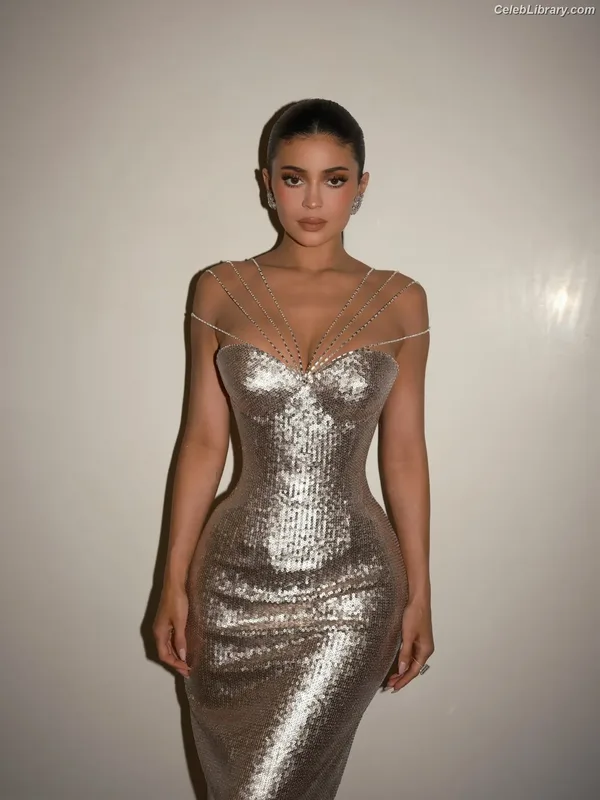 Kylie Jenner photo 24 of 4071