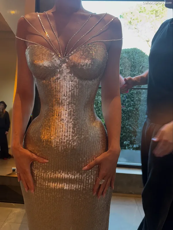 Kylie Jenner photo 3 of 4071