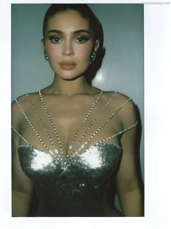 Kylie Jenner photo 4 of 4071