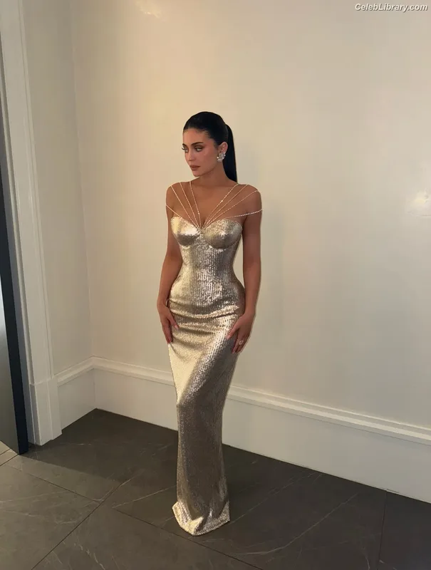 Kylie Jenner photo 6 of 4071