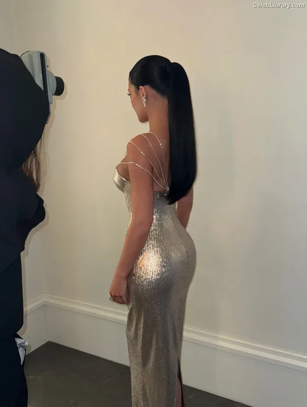 Kylie Jenner photo 7 of 4071