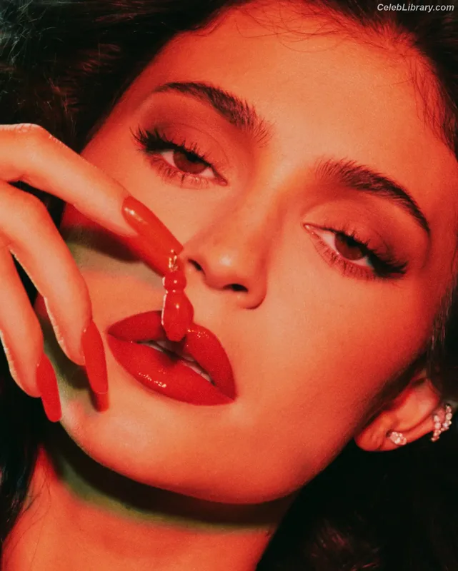 Kylie Jenner photo 11 of 4071