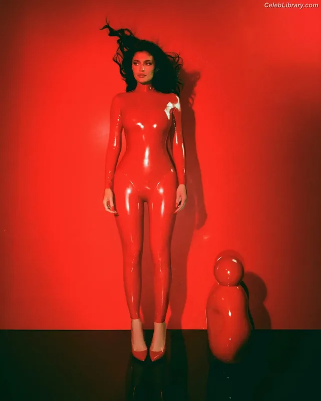 Kylie Jenner photo 12 of 4071