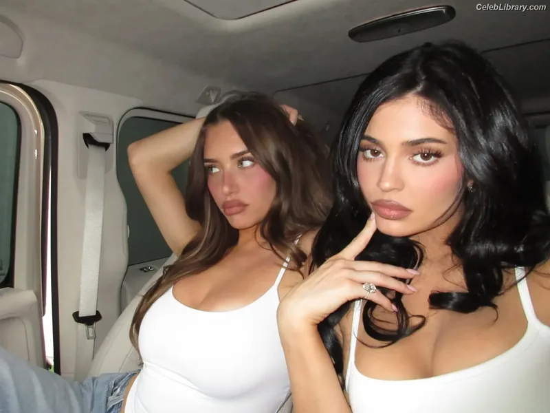 Kylie Jenner photo 15 of 4071