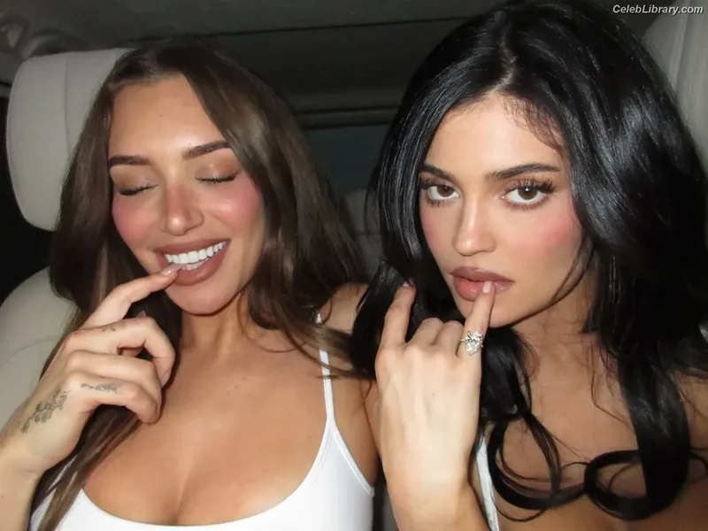 Kylie Jenner photo 16 of 4071