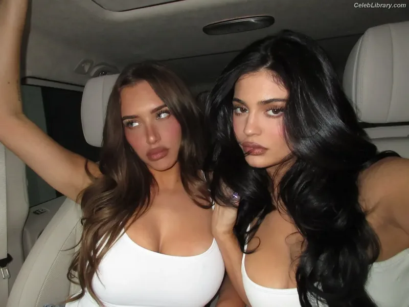 Kylie Jenner photo 17 of 4071