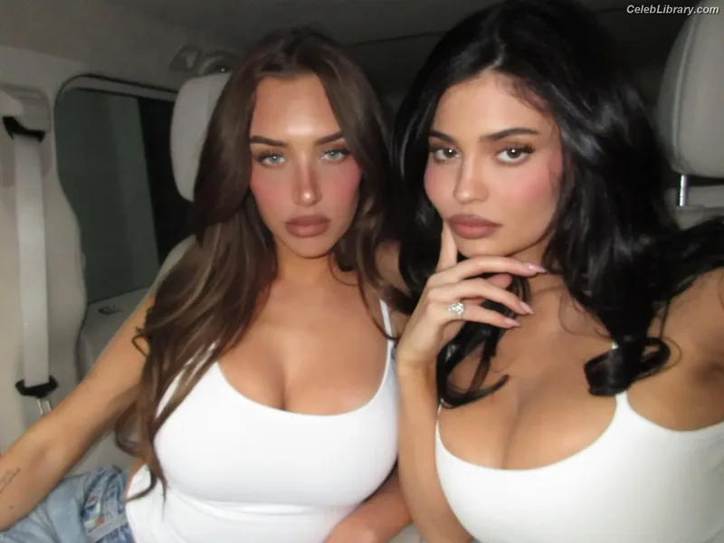 Kylie Jenner photo 18 of 4071