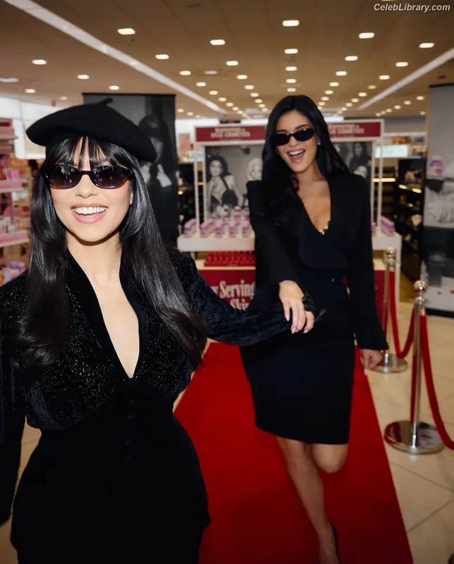 Kylie Jenner photo 24 of 4071
