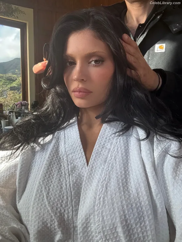 Kylie Jenner photo 15 of 4071