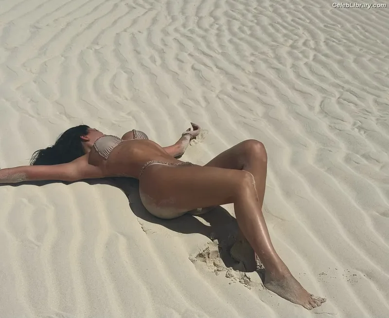 Kylie Jenner photo 17 of 4071