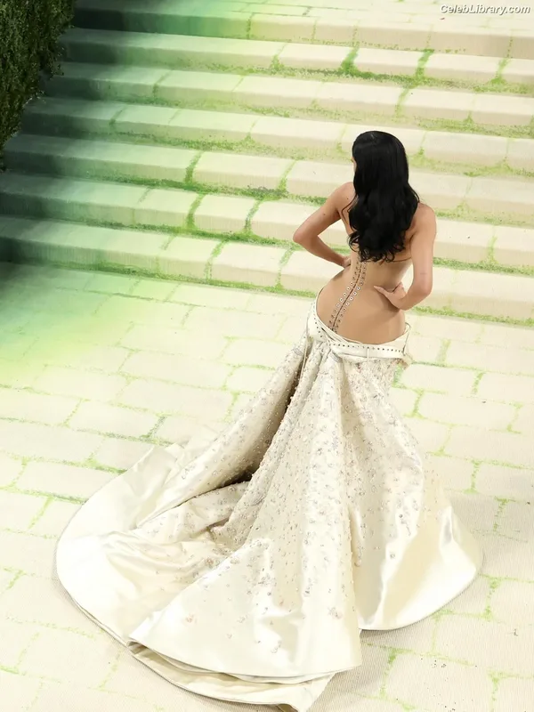Kylie Jenner photo 22 of 4071