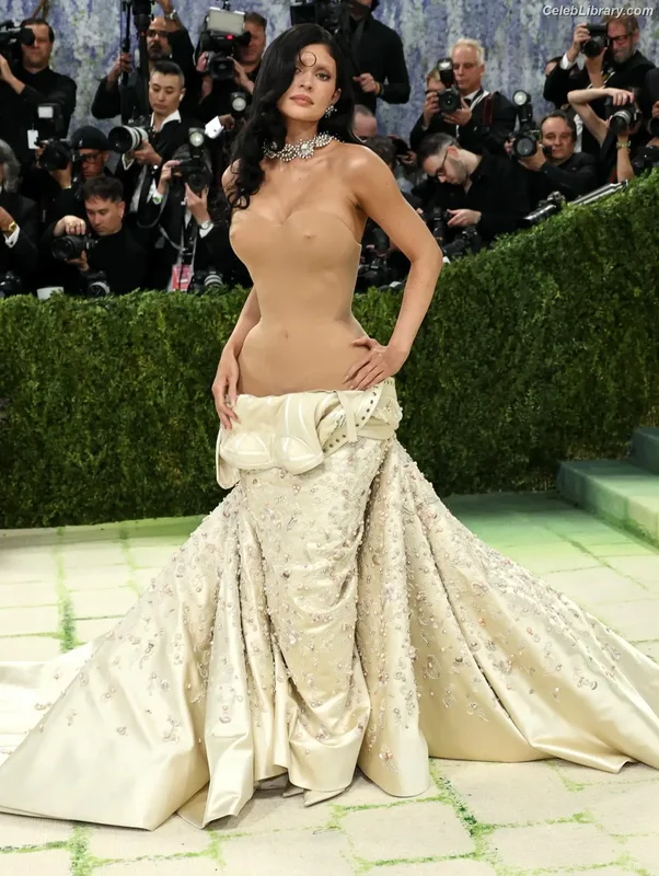 Kylie Jenner photo 23 of 4071