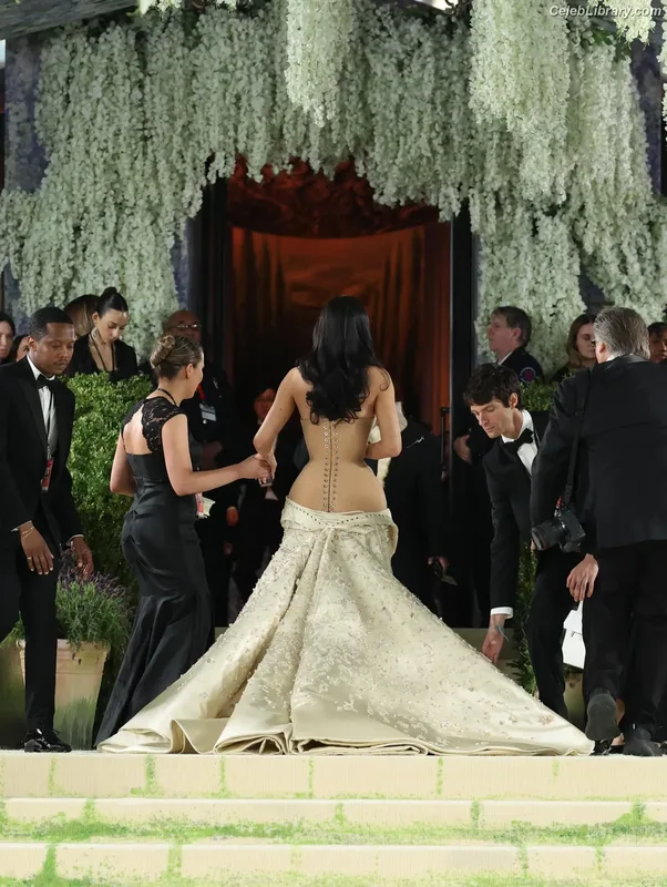 Kylie Jenner photo 1 of 4071