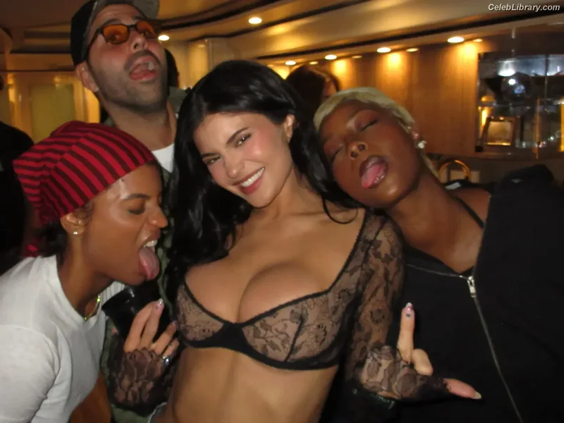 Kylie Jenner photo 13 of 4071