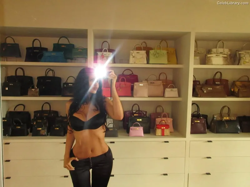 Kylie Jenner photo 16 of 4071