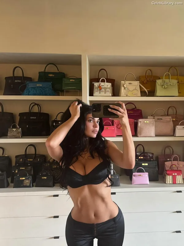 Kylie Jenner photo 20 of 4071