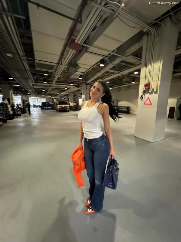 Kylie Jenner photo 4 of 4071