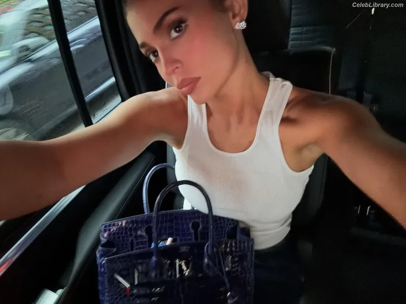 Kylie Jenner photo 5 of 4071