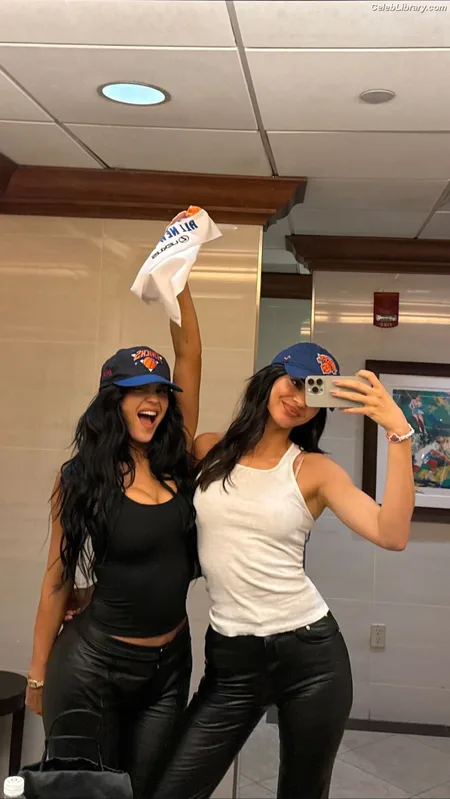 Kylie Jenner photo 13 of 4071