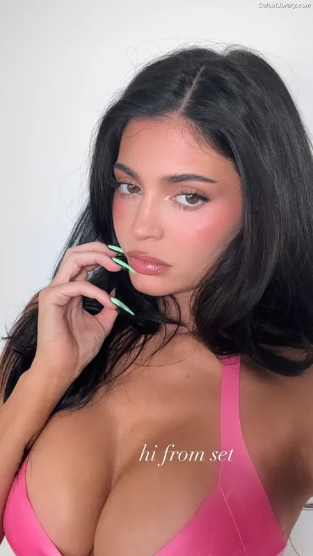 Kylie Jenner photo 15 of 4071