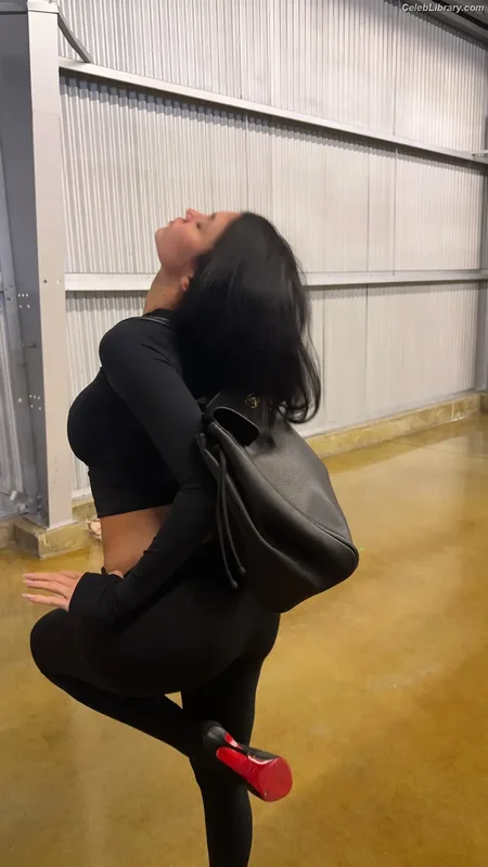 Kylie Jenner photo 18 of 4071