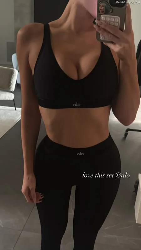 Kylie Jenner photo 24 of 4071