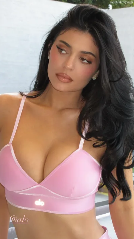 Kylie Jenner photo 5 of 4071