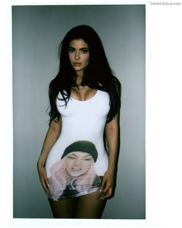 Kylie Jenner photo 10 of 4071