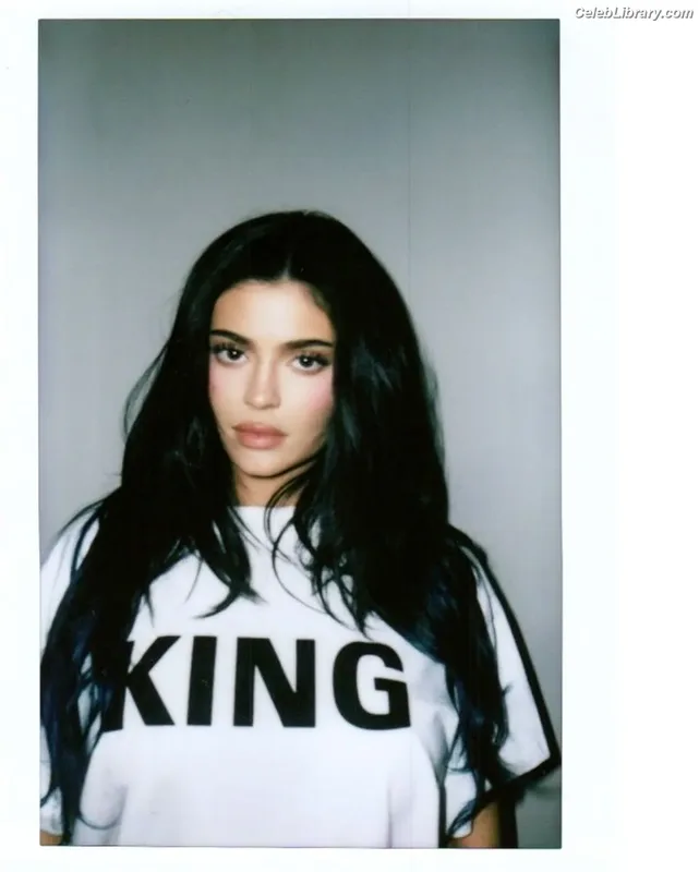 Kylie Jenner photo 11 of 4071