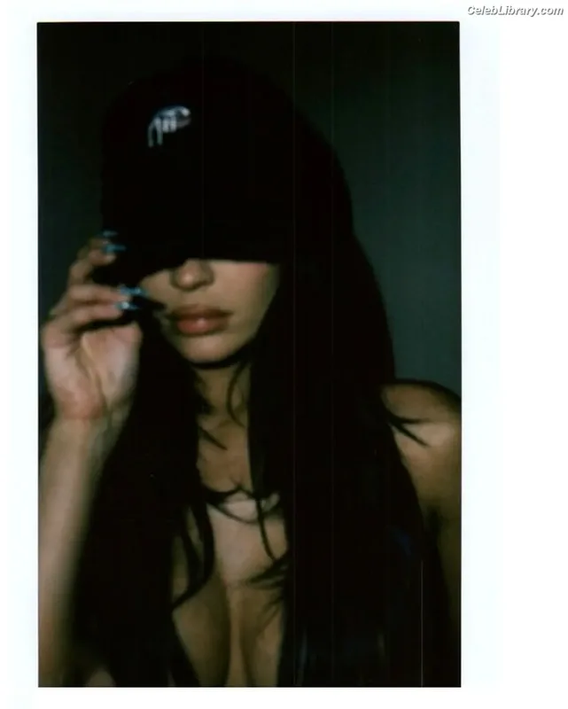 Kylie Jenner photo 13 of 4071