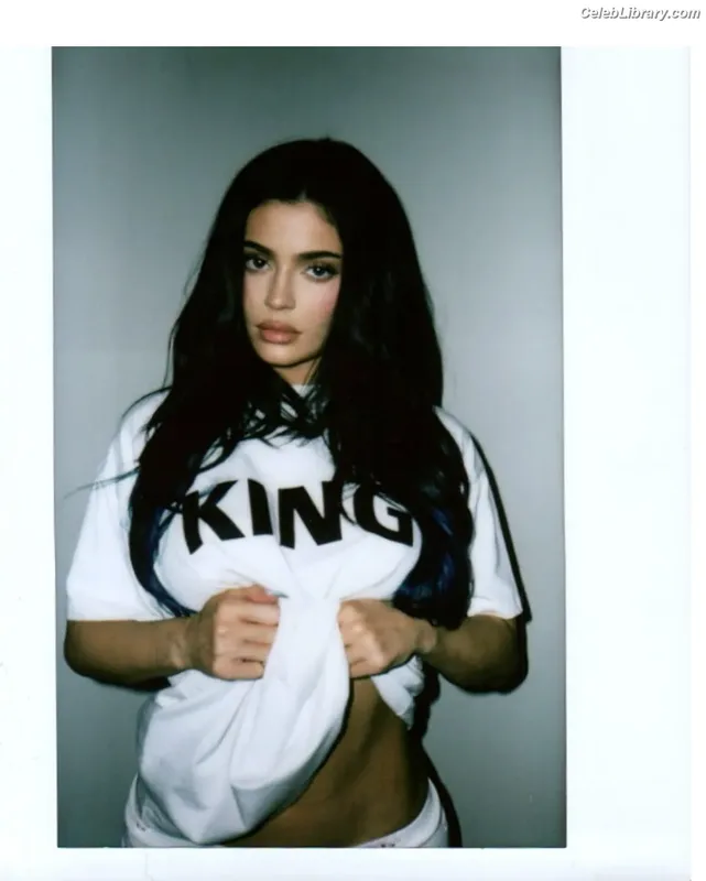 Kylie Jenner photo 15 of 4071