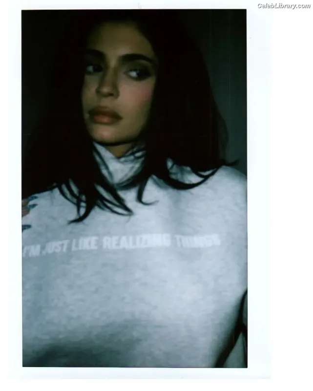 Kylie Jenner photo 16 of 4071