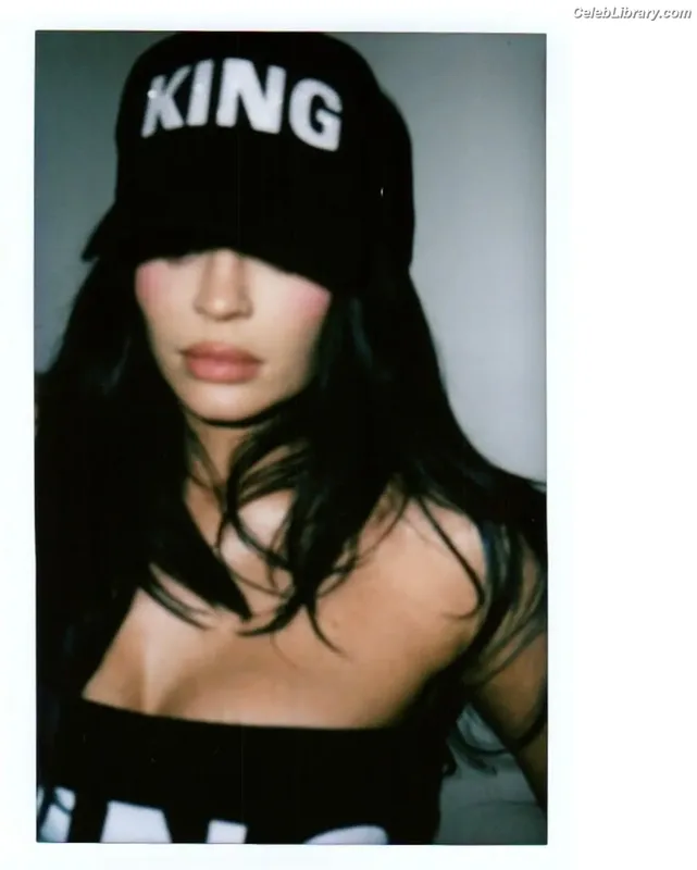Kylie Jenner photo 17 of 4071