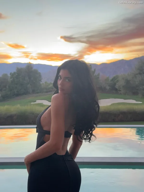 Kylie Jenner photo 2 of 4071