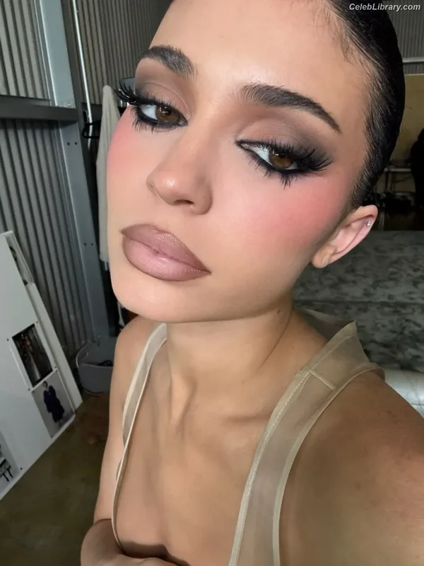 Kylie Jenner photo 18 of 4071